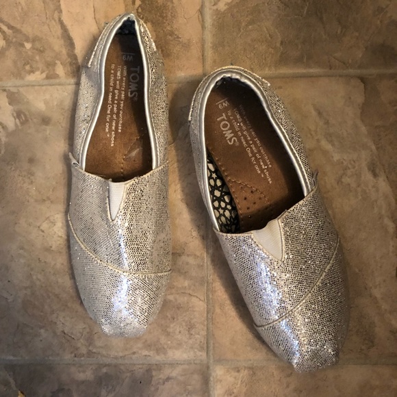 Toms gently uses - Picture 2 of 6